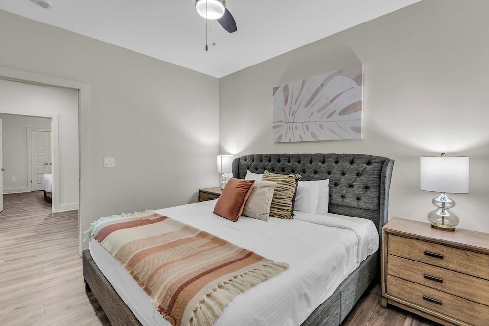 Spacious 4BD Condo-Sleeps 12-Walk to Bourbon St & Superdome