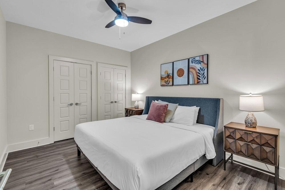 Spacious 4BD Condo-Sleeps 12-Walk to Bourbon St & Superdome