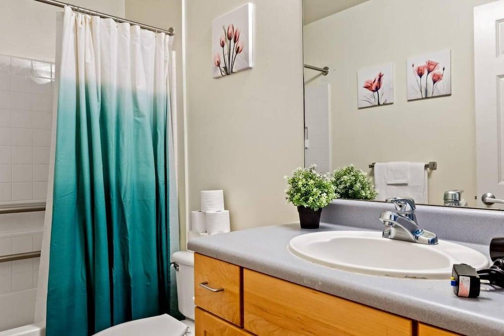 Historic Brick 2 Bedroom Getaway, Wifi