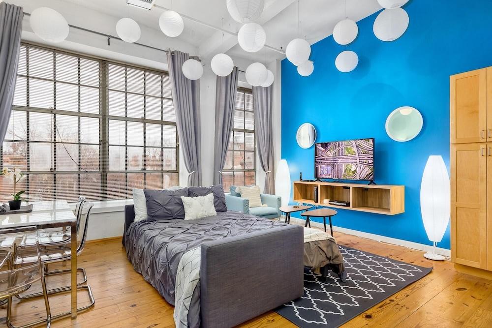 Hip & Vibrant 2 Bedroom Apartment with Parking & Wifi