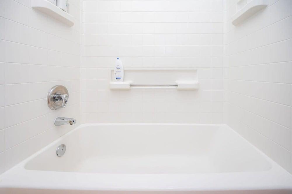 2 Bedroom Historic Brick Getaway with Wifi