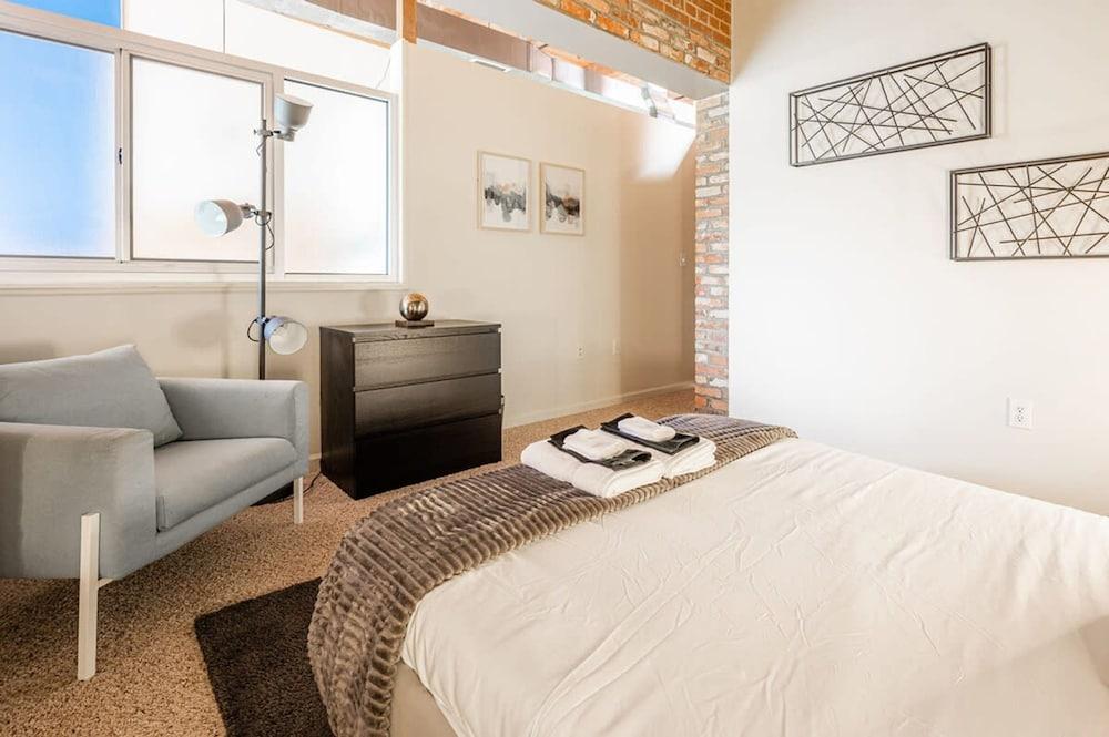 2 Bedroom Historic Brick Getaway with Wifi