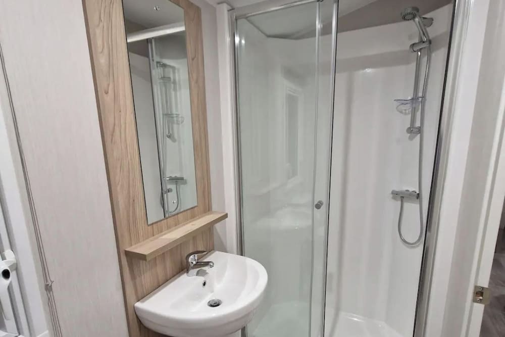 Family Caravan - Sleeps 6 - Pet Friendly - Parking