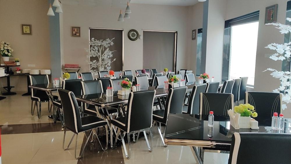 Vadpadraka Hotel and Resort