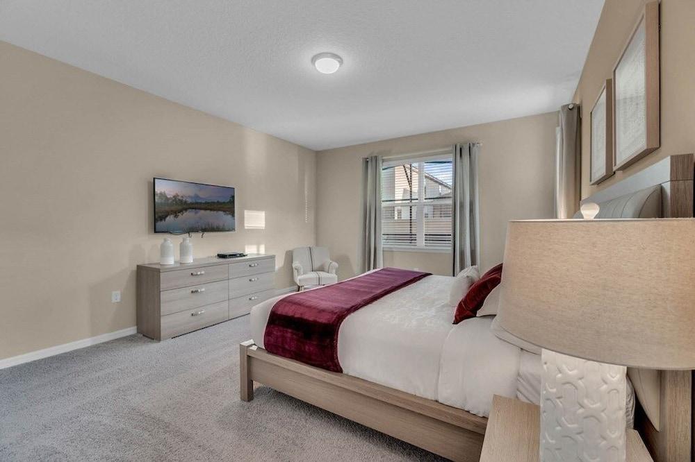 5 Bedrooms S / Solara Home by RedAwning