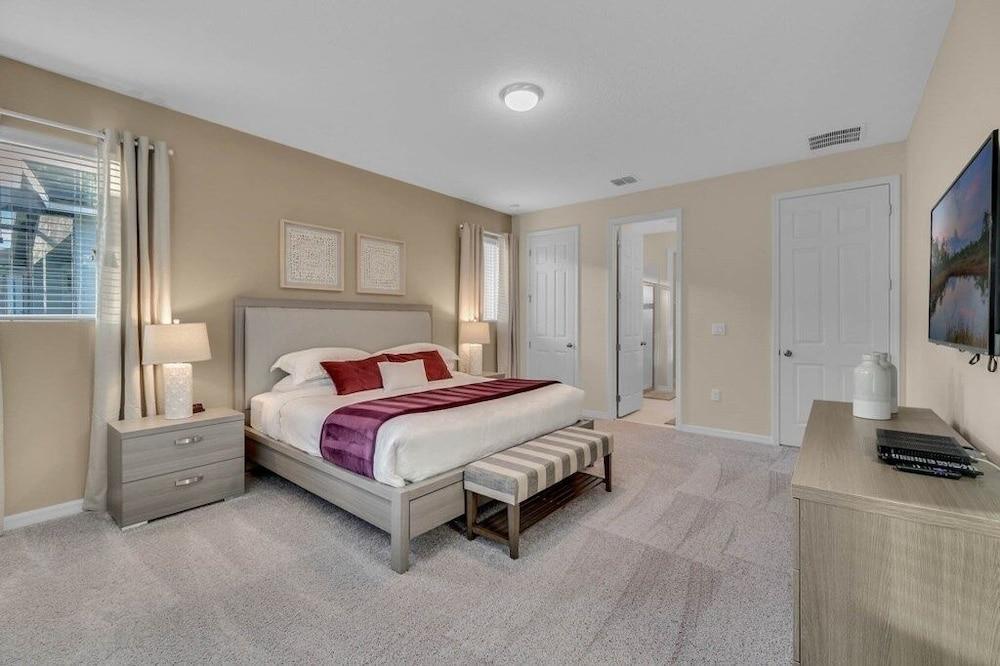 5 Bedrooms S / Solara Home by RedAwning