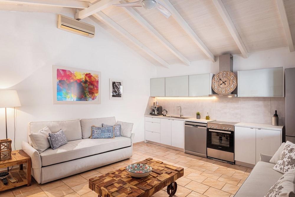 K Waterfront Residence In Mani