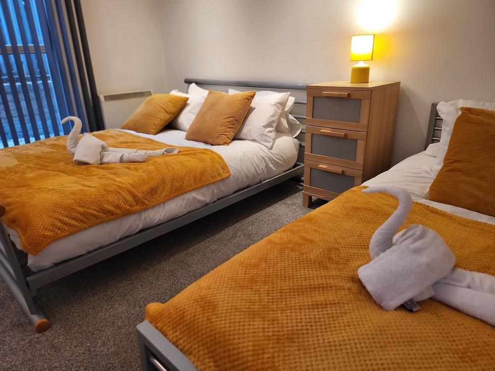 Luxury River View 2-bed Apt, Wifi, Garden, River