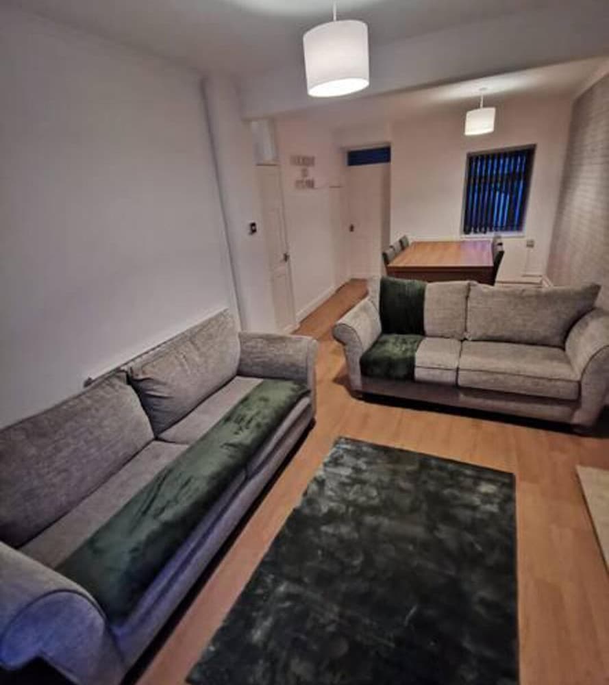 Charming 2-bed House in Swansea