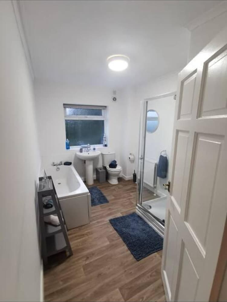 Charming 2-bed House in Swansea