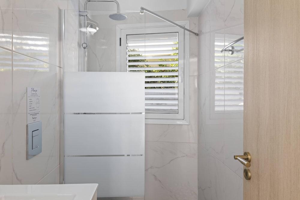 Phaedrus Living: Alkminis Seaside Suites Sand