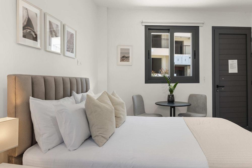 Phaedrus Living: Alkminis Seaside Suites Verano