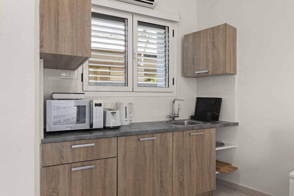 Phaedrus Living: Alkminis Seaside Suites Verano