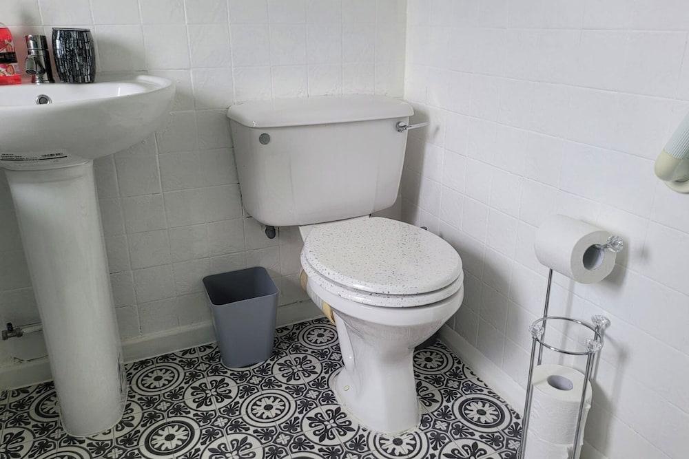 Apartment - Sleeps 2 - Parking - Near Station