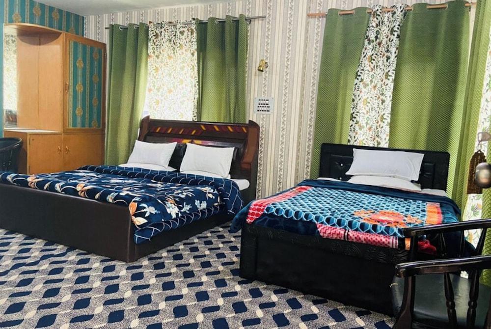 Goroomgo Ameera Srinagar