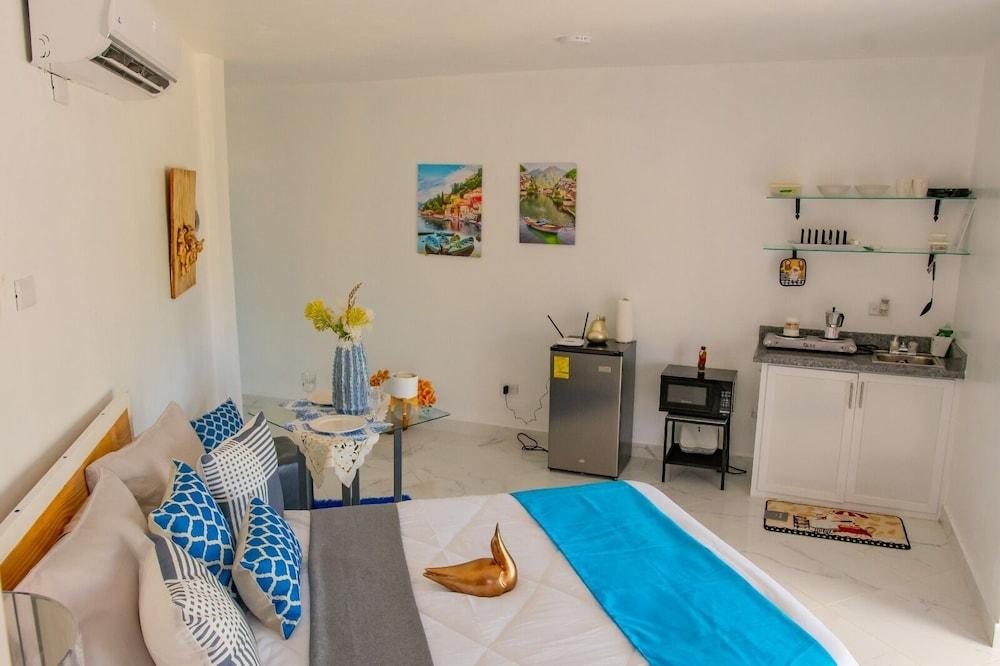 ROYAL TERRACE KING IV