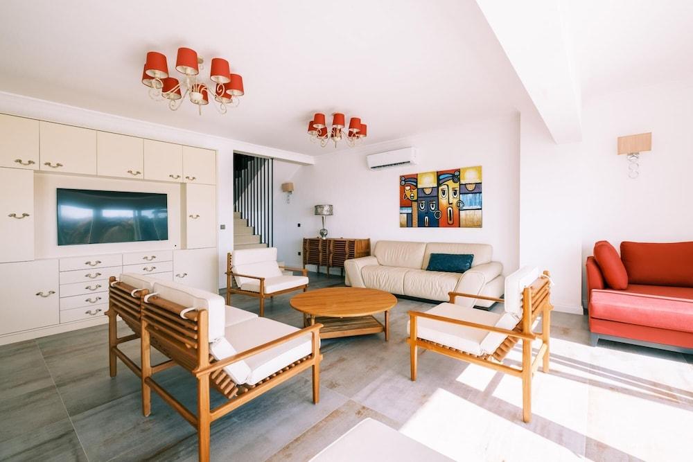 Chic Villa w Patio Pool 3 min to Beach in Bodrum