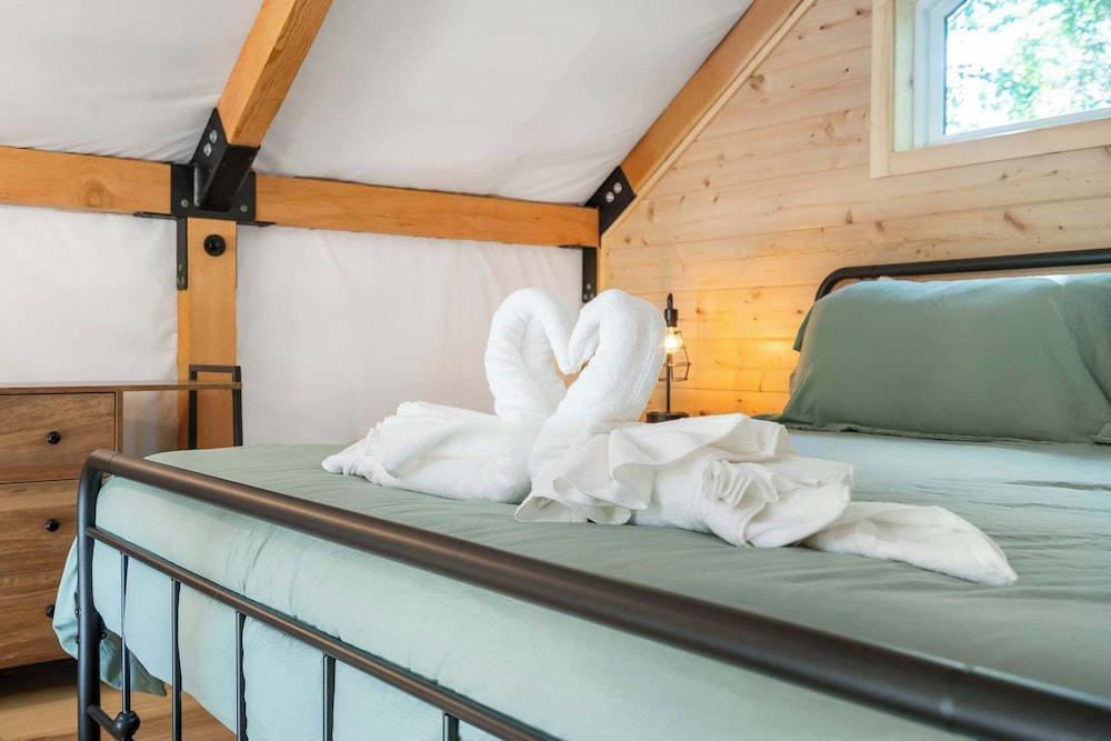 Cedar Creek - Glamping in the Ozarks!