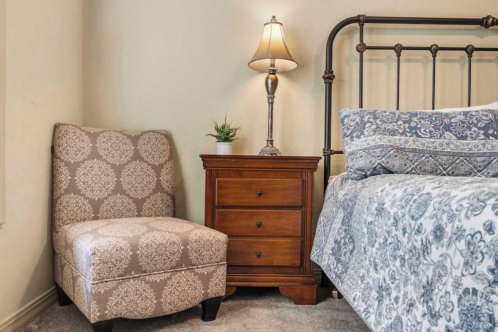 Honey Bee Inn w - Communal Amenities & More!