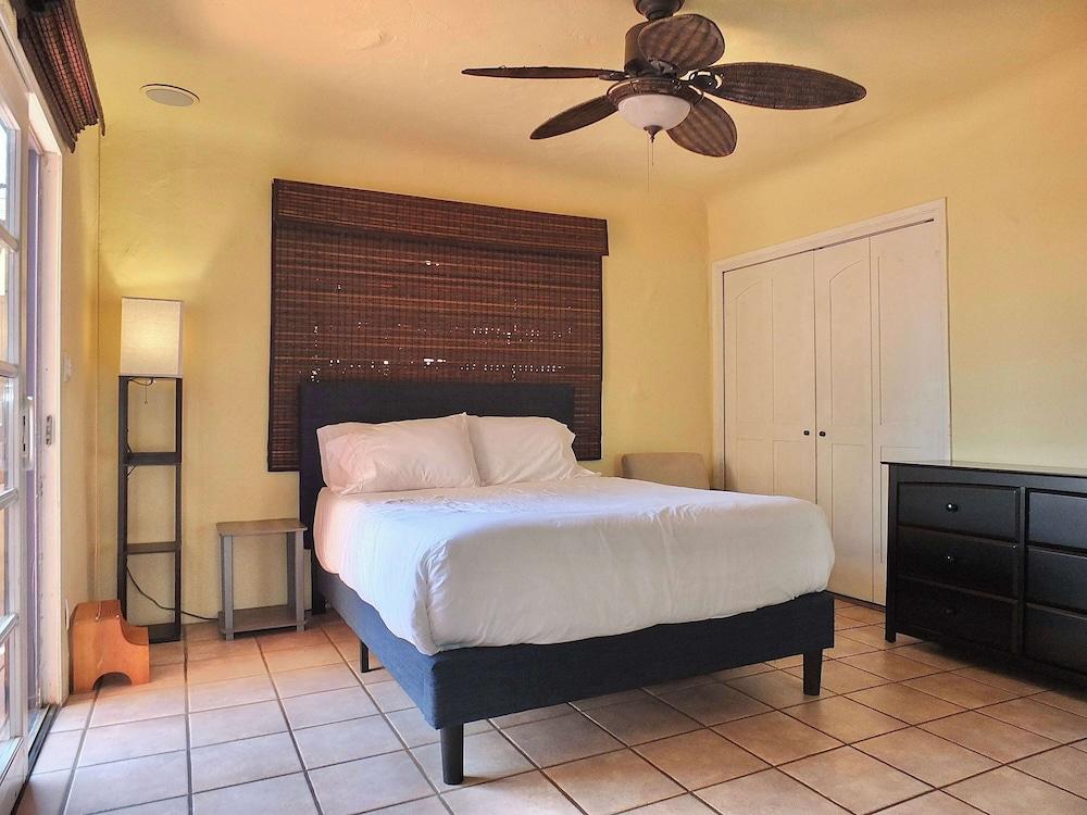 La Brisa 1 Block From the Beach!