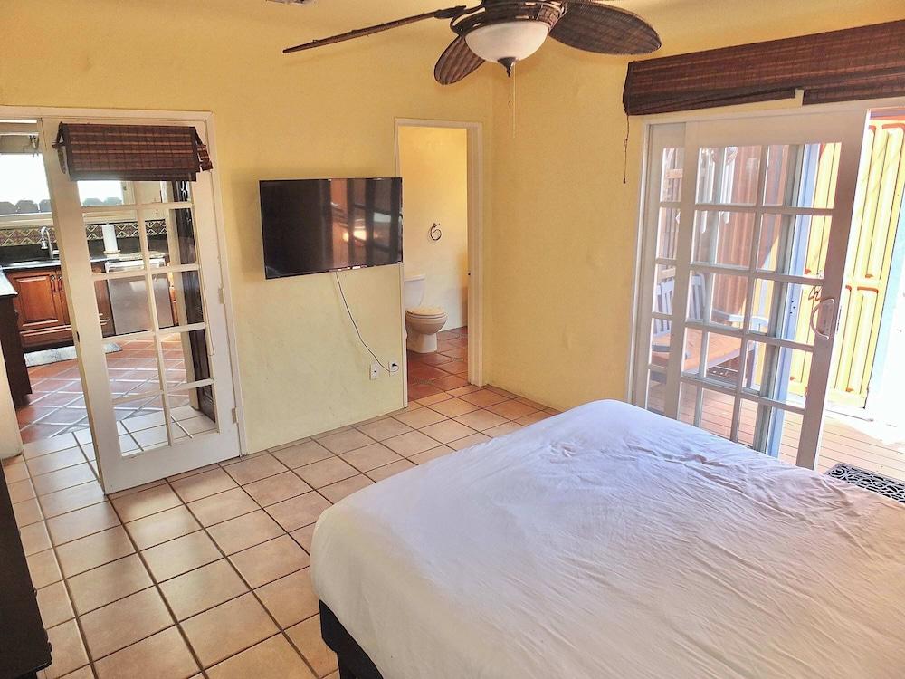 La Brisa 1 Block From the Beach!