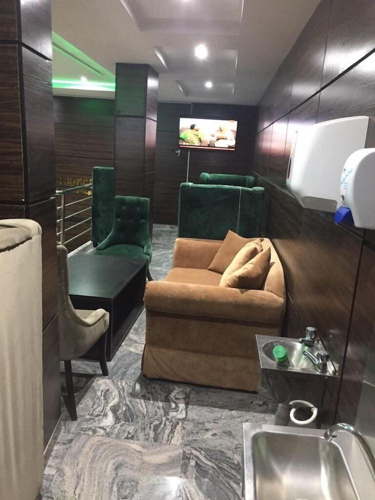 London Branch Hotel and Restaurant