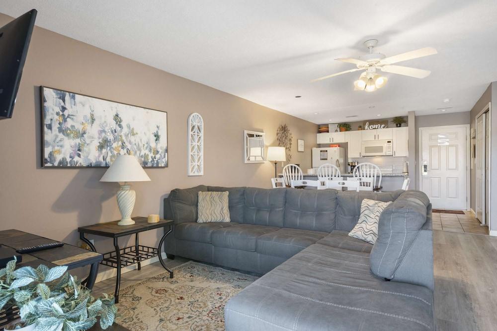 Pondview Cityscape - Best of Branson!