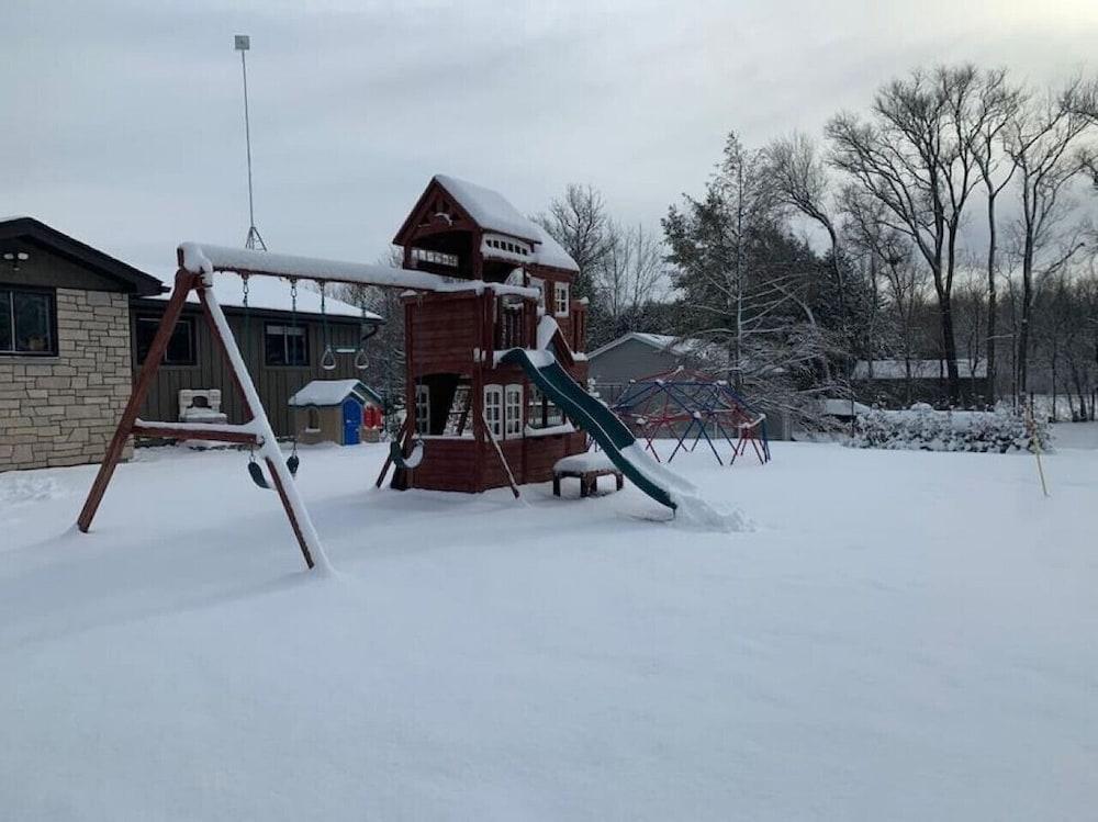 Chemong Lake Cottage w Private Boat Launch