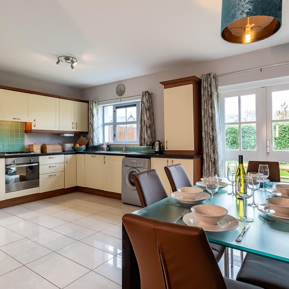 3 Bedroom pet Friendly Home With Access to Pool