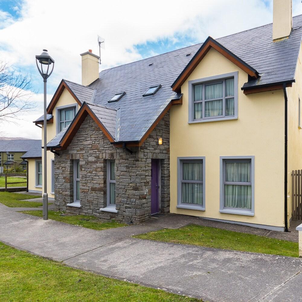 3 Bedroom pet Friendly Home With Access to Pool