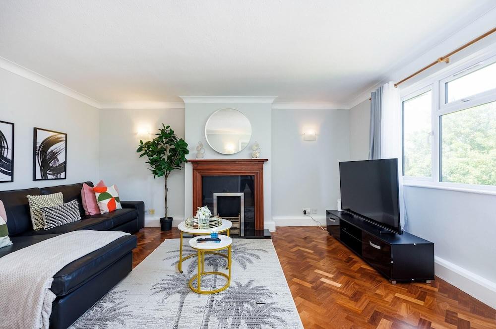 Convenient and Stylish 2-bed Apartment in Croydon