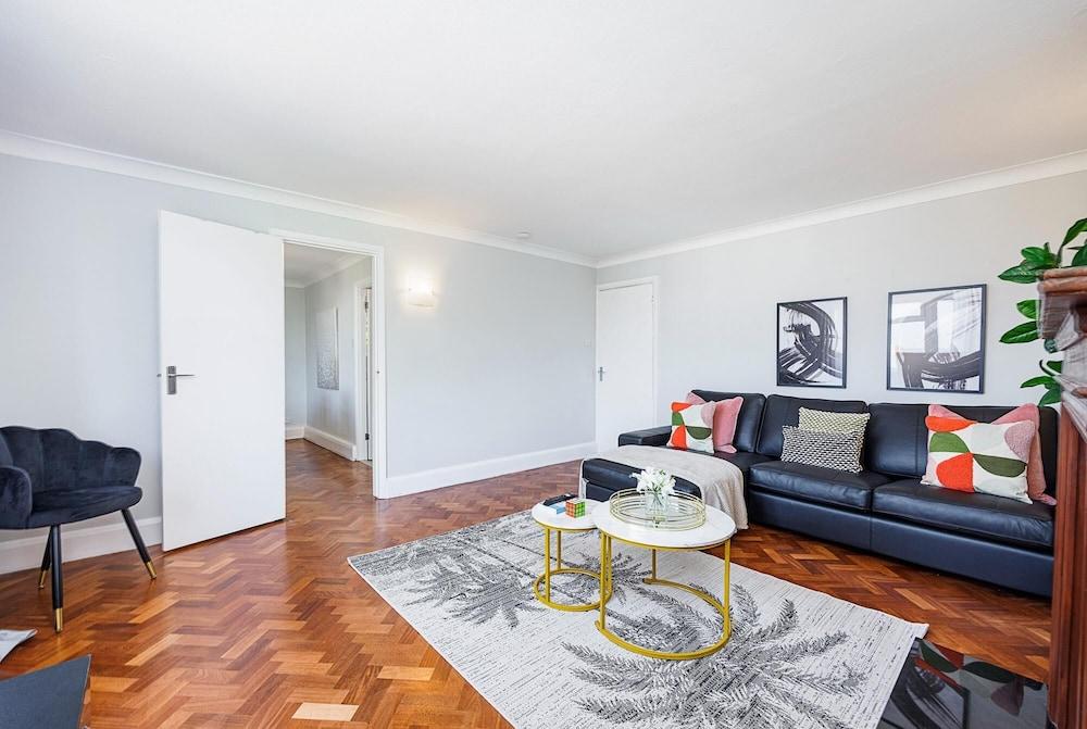 Convenient and Stylish 2-bed Apartment in Croydon