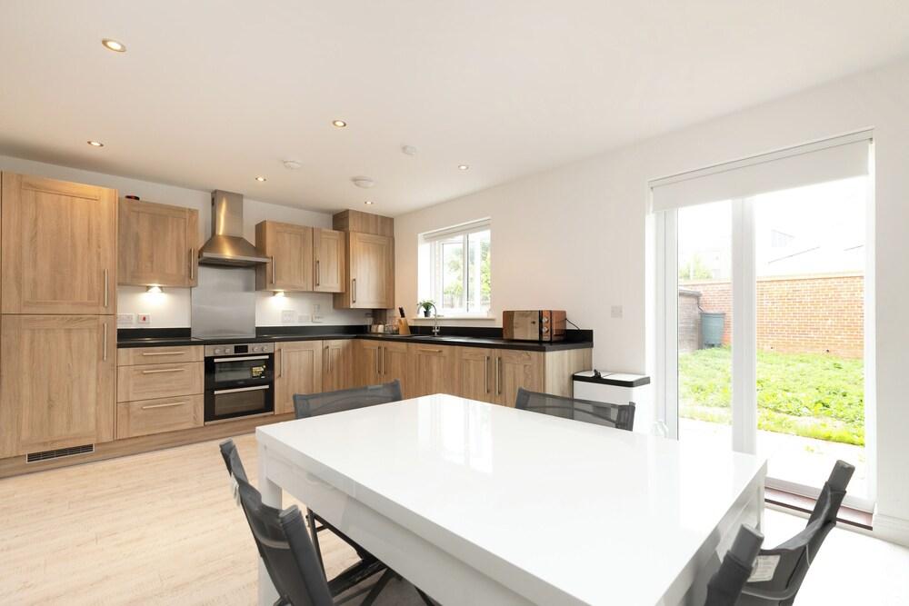 5 Bed House - Sleeps 9 - Pets - Garden - Parking