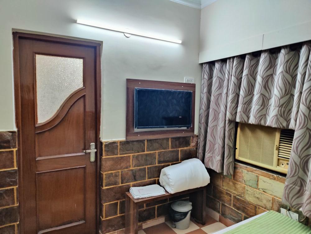 Harish Guest House -Railway Station Road