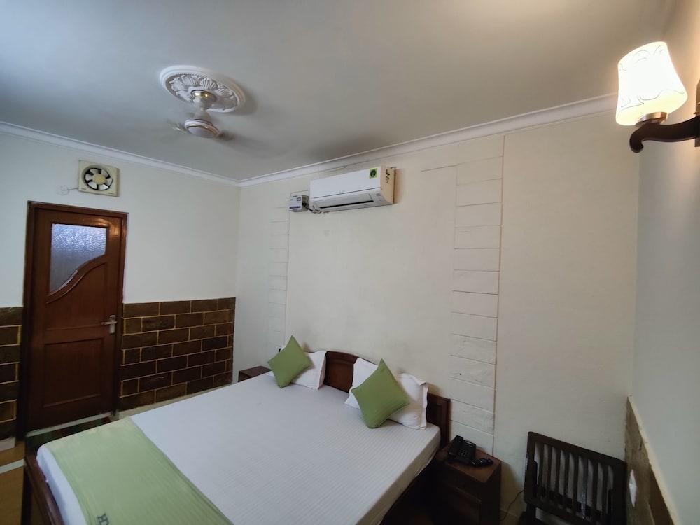 Harish Guest House -Railway Station Road