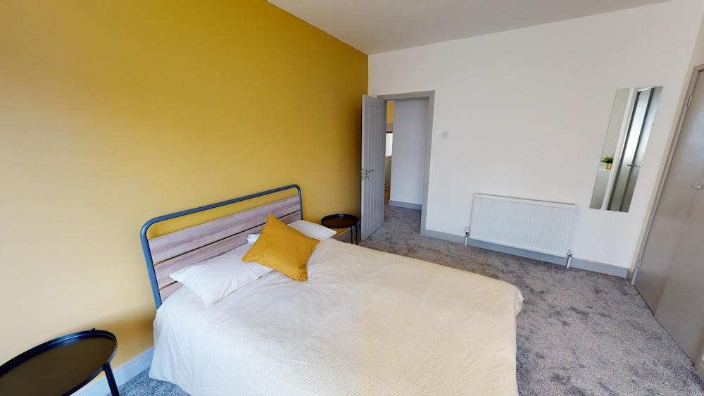 Stunning City Centre-uni Town House