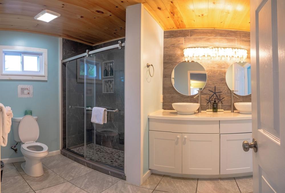 Elegant Suite with Jacuzzi