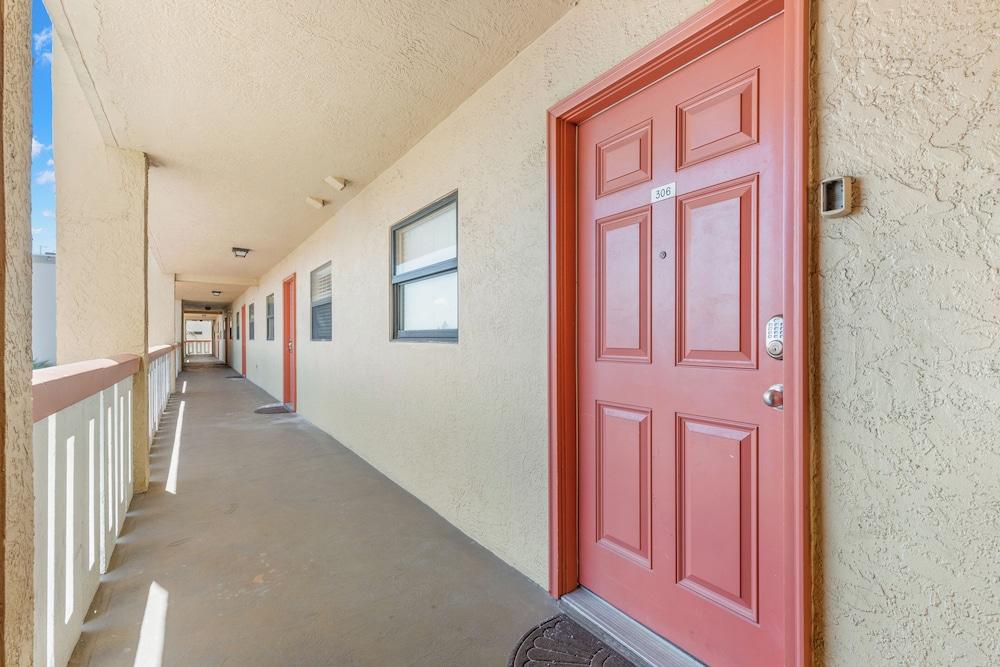 Las Brisas 306 by Distinctive Beach Rentals