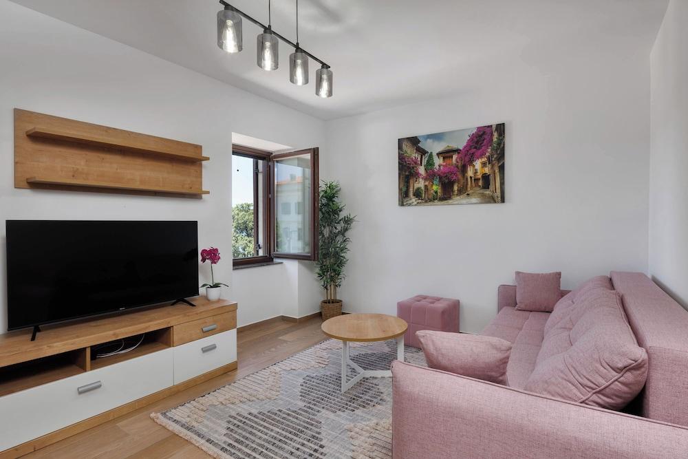 Seafront Apartment Nana 2