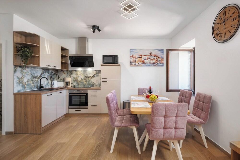 Seafront Apartment Nana 2