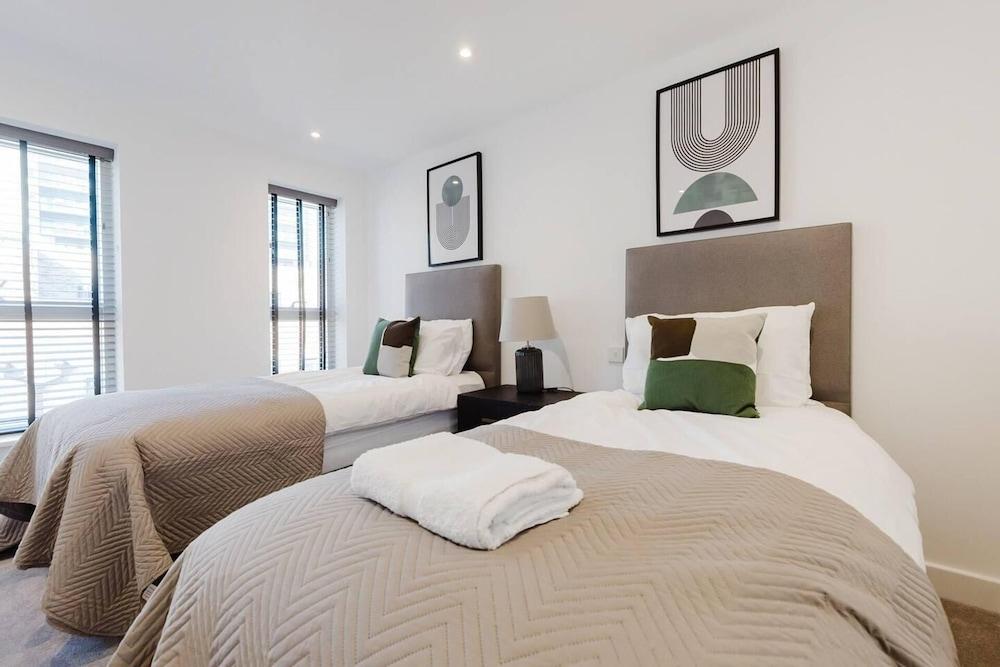 Watford - House - Sleeps 6 - Parking - Garden