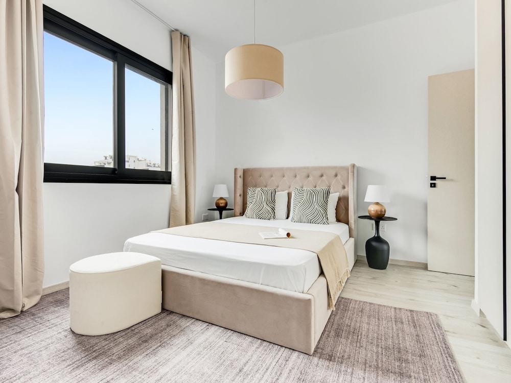 Sanders Premier - Nice 2 bdr apt With Balcony