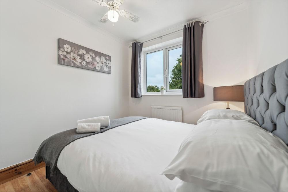 Spacious Home - Sleeps 10 - Free Parking - Pets