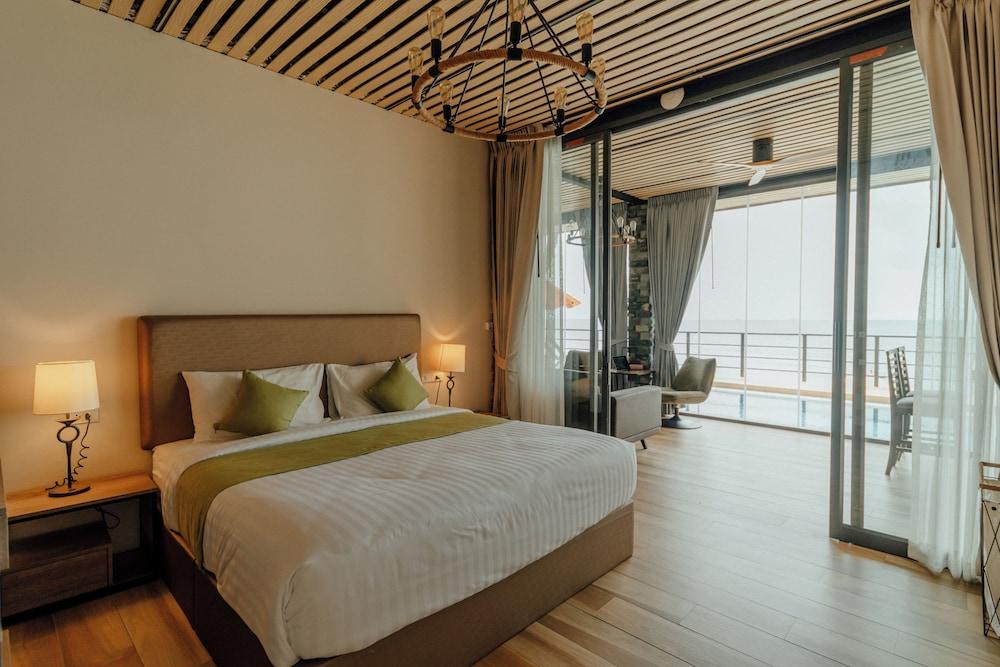 Sea&Sky luxury absolute beachfront villa