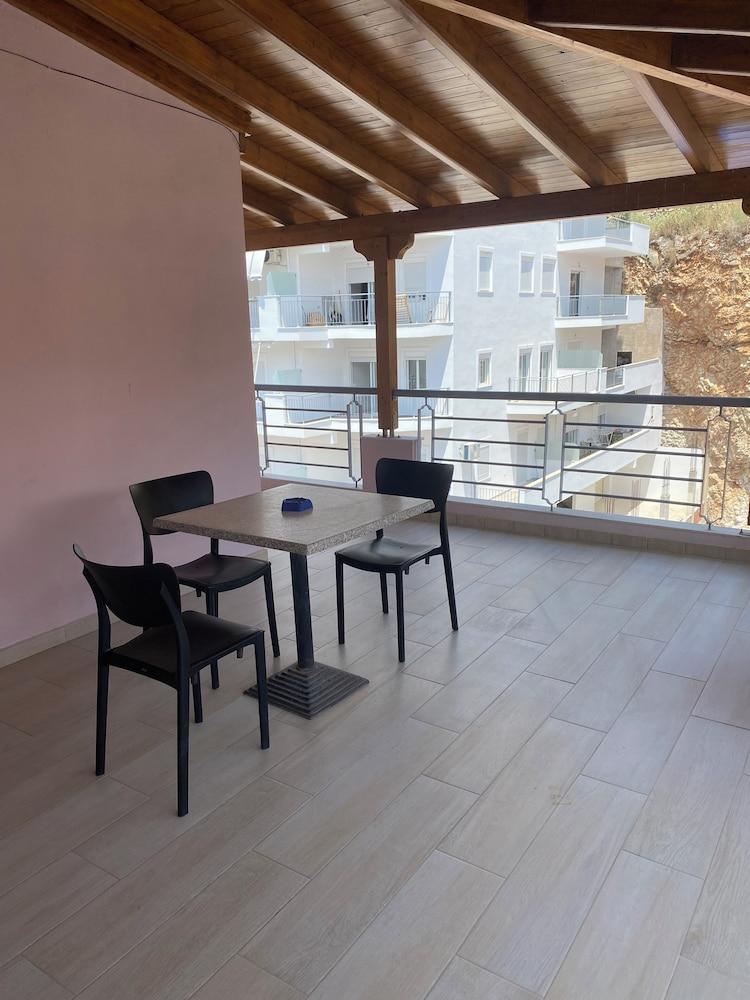 Room-blue Breeze Side View Apartment