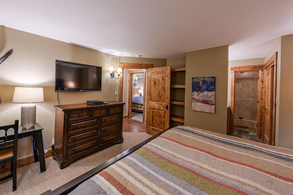 5th Floor 2bd/2ba Condo With Magnificent Views 2 Bedroom Condo by RedAwning