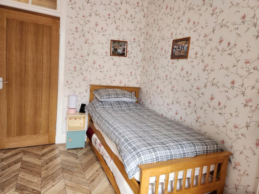 Apartment - Largs - Sleeps 4 - Pet Friendly