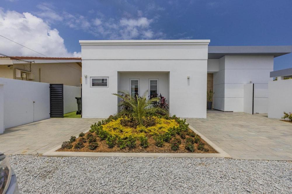 Luxurious Oasis Mins to Beach King Beds Pool