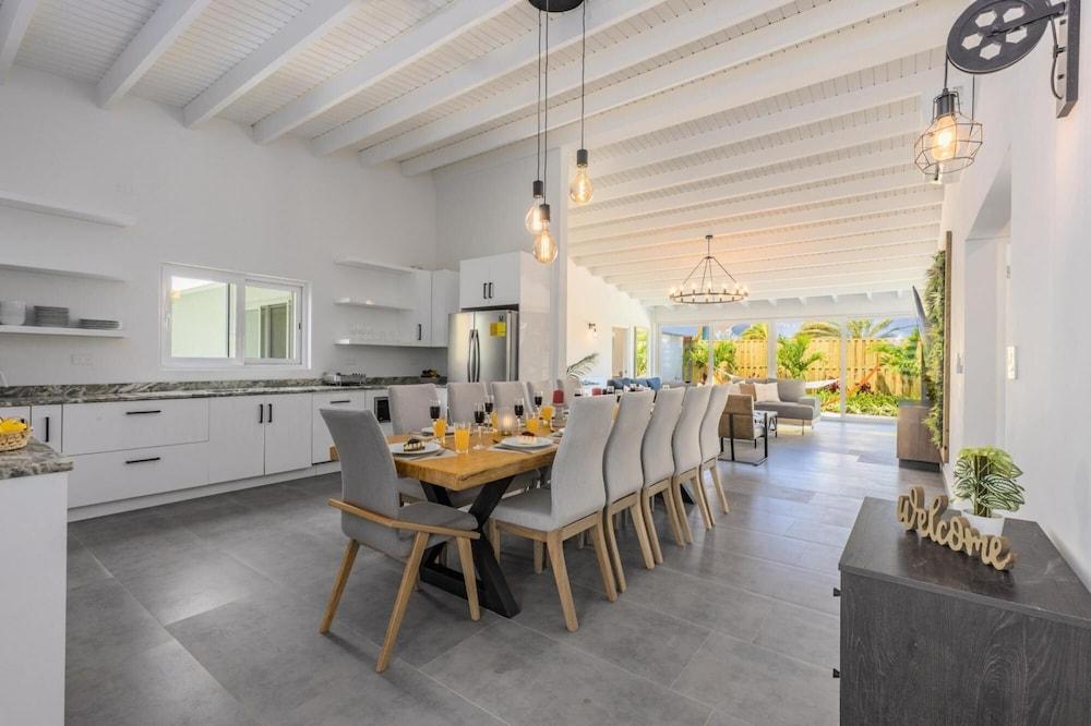 Luxurious Oasis Mins to Beach King Beds Pool