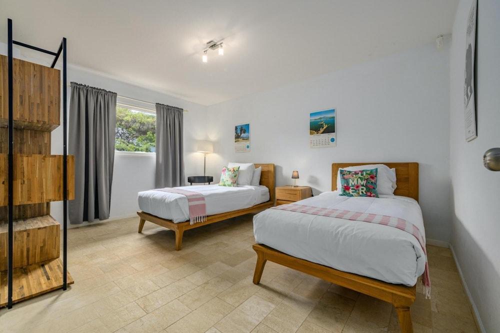 - Large Private Pool With Outdoor Dining - Centrally Located in the Island - Poo